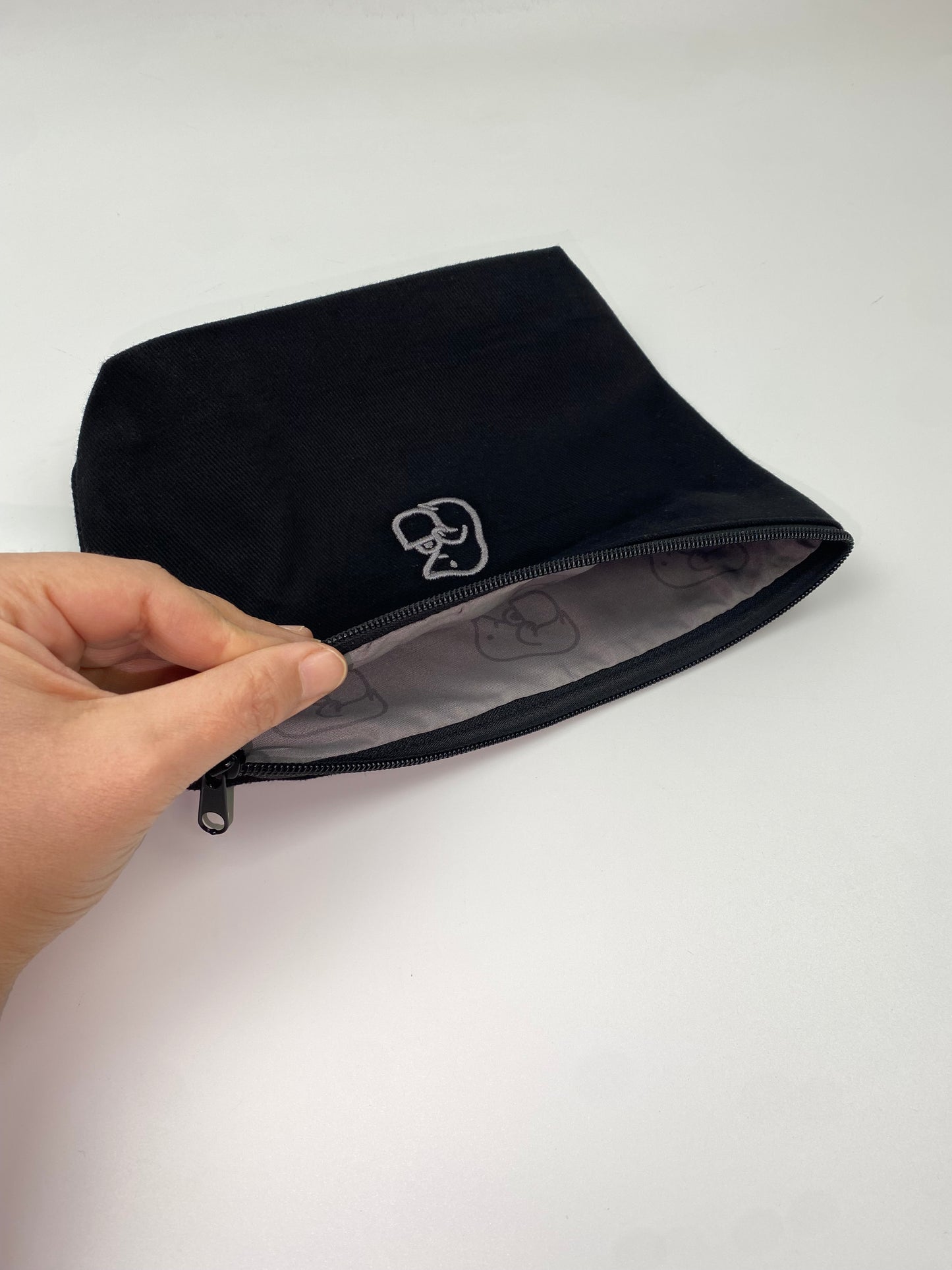 Siyah Lamineli Nakışlı 300gr Kanvas Kumaş 25x18x6cm Körüklü Clutch Bez Çanta